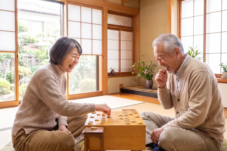 将棋を指して笑う夫婦